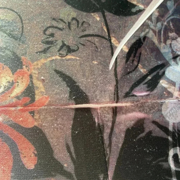 Pretty Woman | V-Neck Shirt - Picture 7 of 7